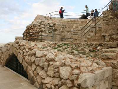 ...imbattendoci nel Bastione Santa Maria, postazione d�artiglieria in parte distrutta sulla quale sono posti dei cannoni in ferro